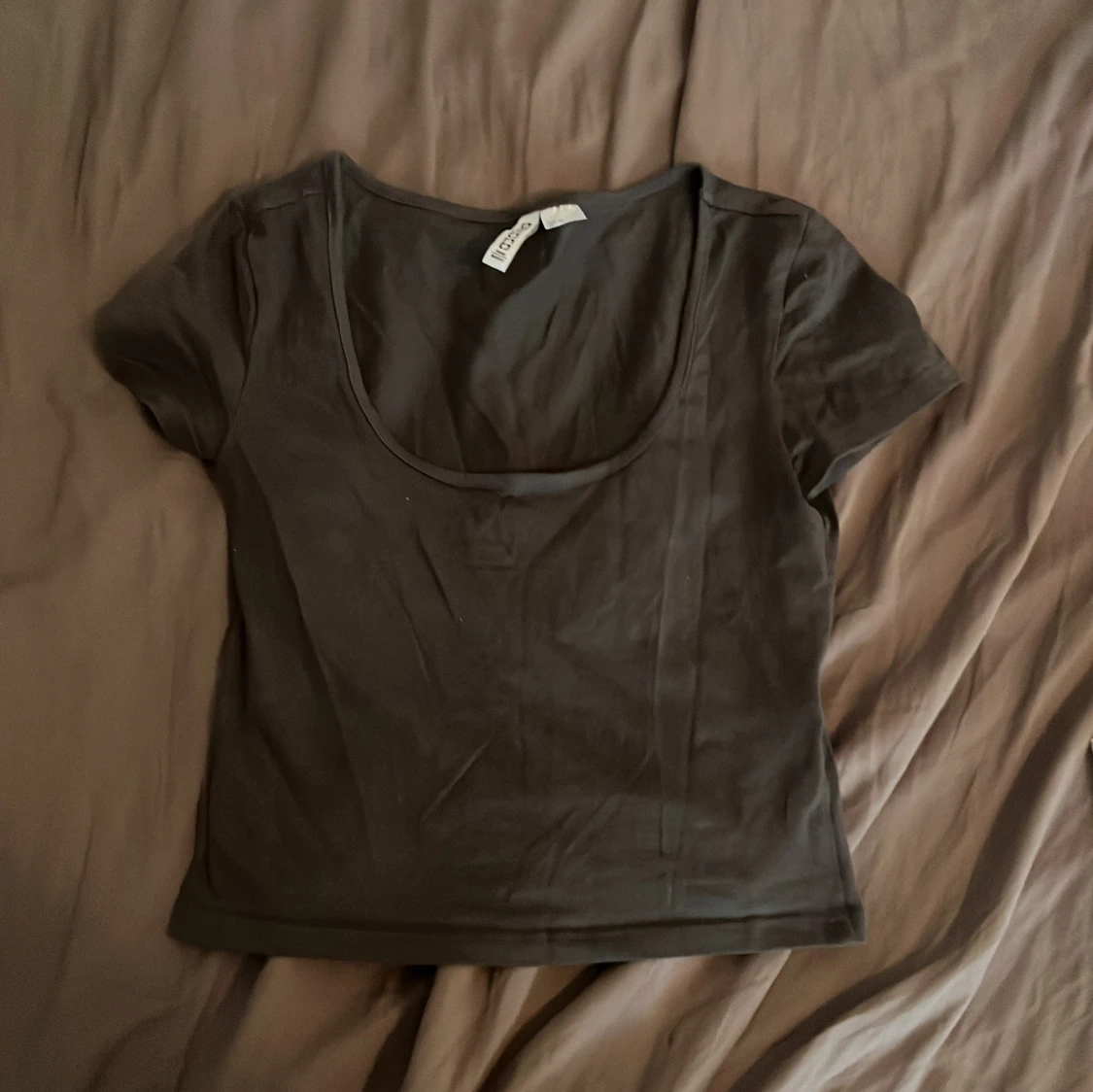 mörk grå croppad topp 