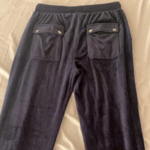 Juicy couture byxor - Snygga marinblåa velour byxor från juicy couture, storleken är 14-15 år men skulle säga typ XS-S