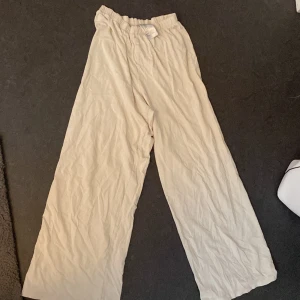 En star wars Pyjamas från hm - Säljer en pyjamas med avslappnad passform. Byxorna har resår i midjan för extra komfort och är tillverkade i ett lätt och luftigt linnematerial. Perfekta för en chill och stilren look. Tröjan har en rosa och grön arm och är väldigt skön