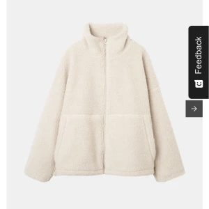 Beige teddyjacka med dragkedja - Mysig beige teddyjacka med hög krage och hel dragkedja framtill💓🙌nypris 799