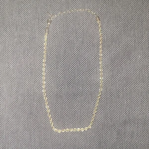 Guldfärgat tvinnat halsband - 50cm lång, 2mm tum. Snyggt guldfärgat halsband med tvinnad kedja och justerbar längd. Perfekt accessoar för att lyfta din outfit med en stilren touch. Kedjan har ett klassiskt lås och passar dig som gillar enkel men trendig design. (KAN ÄVEN BYTAS MOT SKOR, KLÄDER)