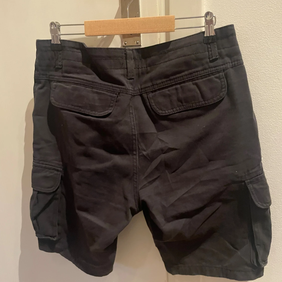 Svarta cargoshorts med fickor - 1
