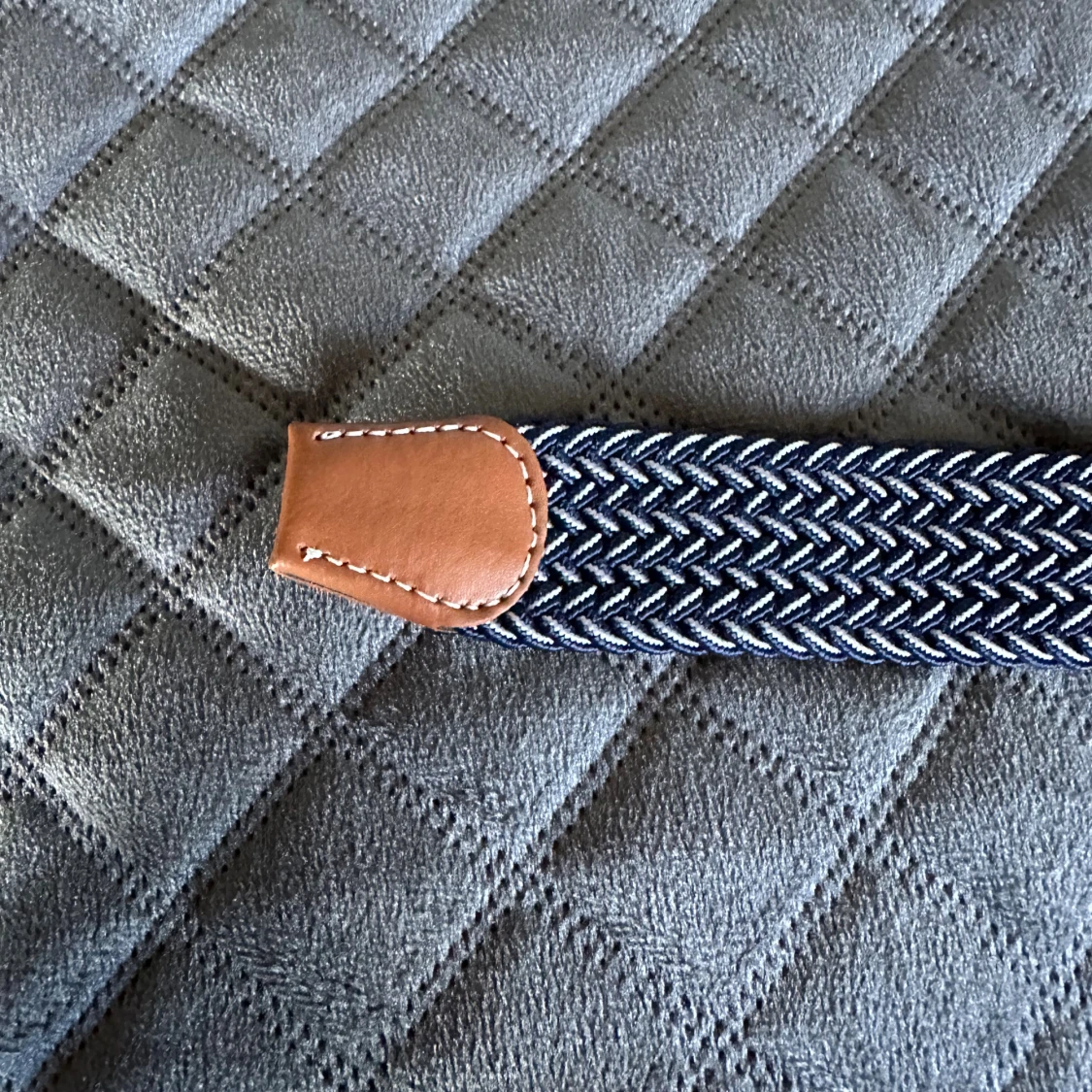 Blåttvitt flätat bälte med skinn-detaljer - 2