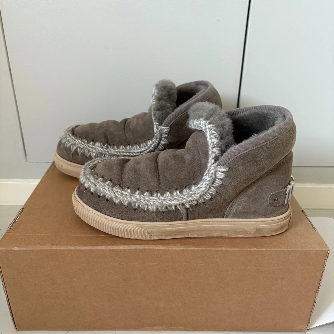 Gråa boots från Mou i mocka