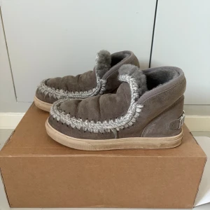 Gråa boots från Mou i mocka - Vinterskor från Mou. Nypris 2650kr!