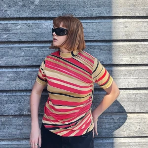 Randig Polo t-shirt  - Så cool T-shirt med hög krage i röd, beige och svart i storlek S❤️