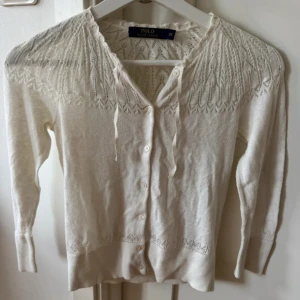Ralph lauren kofta - Jätte gullig kofta från Ralph Lauren. Knappt använd och är i mycket bra skick. Ganska liten i storleken så skulle säga att den är mer som en xxs❤️