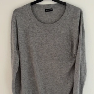 Kashmirtröja Grå - Mjuk och stilren grå tröja från Movesgood i kashmir- och viskosmix. Passar storlek S och är i bra skick.