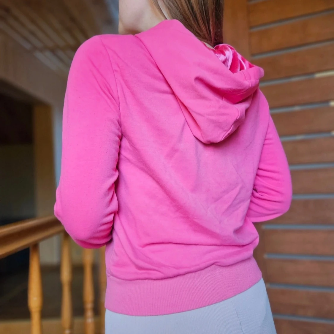 Rosa hoodie med blommor och strass - 1
