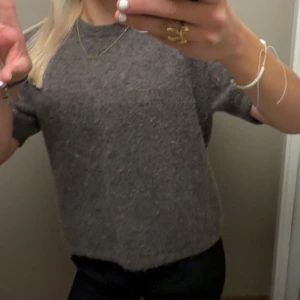 Stickad tröja från Gina tricot Young 💞 - Brun stickad tröja från Gina tricot Young. Nyskick! Storlek 170