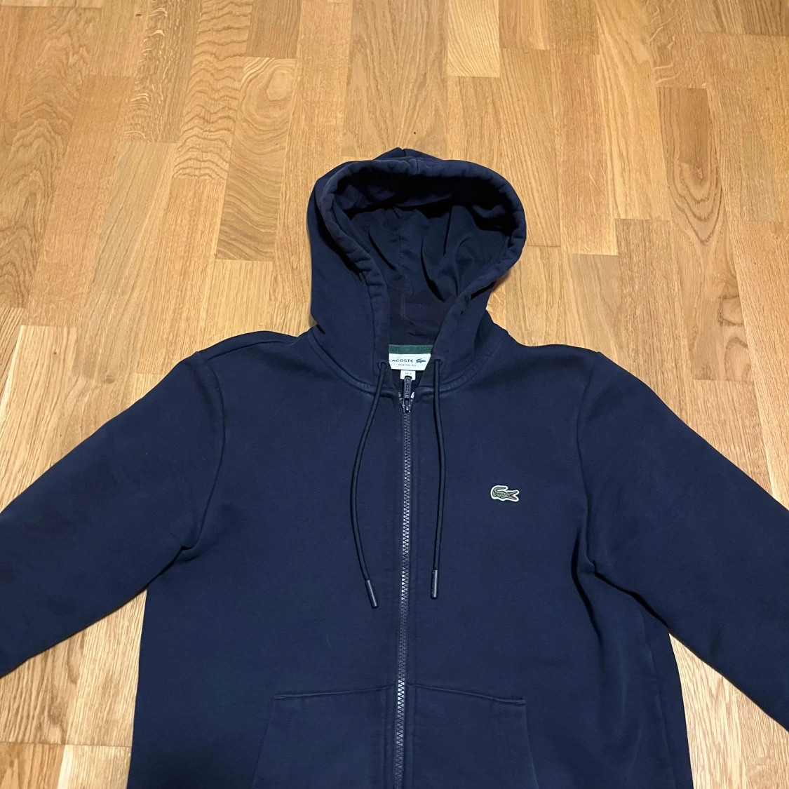 Marinblå hoodie från Lacoste