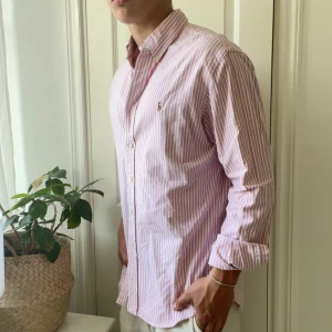 Ralph Lauren skjorta L slim fit randig - Ralph Lauren skjorta L slim fit randig, inga defekter. Stor på mig som är 180,75 kg. Kom med frågor 🫶
