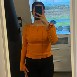 Orange långärmad tröja  - Säljer denna orangea tröja. Materialet känns mjukt och stretchigt.