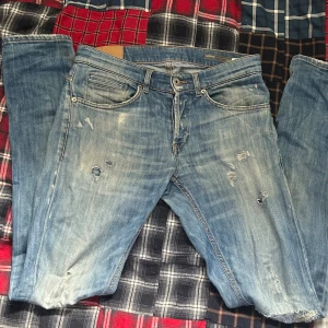 Dondup George  - Ljusblå skinny jeans från dondup med snygga slitningar. Storlek 31