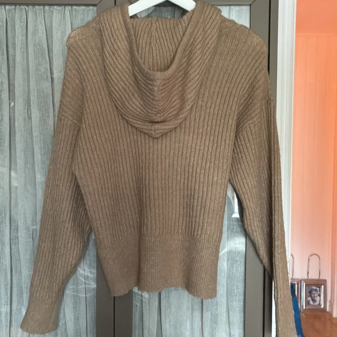 Beige stickad hoodie från Freequent - 1