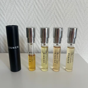 ESSNCE parfymset med fyra dofter - Fyra parfymprover från ESSNCE: I Am Vanilla, Chocolate Chaud, Dirty Dancing och Sugar Kiss. Kommer i 8ml-flaskor med ett svart fodral. Perfekt för dig som vill testa olika dofter och ha dem med på språng.