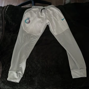 Al nasr  - Säljer dessa al Nasr Nike tech fleece då dem är försmå storleken är S men jag är 174cm lång och dem är för små 