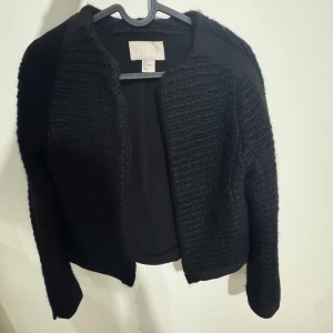 Svart jacka  - En svart jacka från H&M i stl 34 säljs för 200 kr. 