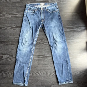 Blå jeansbyxor från Denim & Supply - Säljer mina dressman jeans i Regular fit och storleken 32/32 som sitter sjukt bra.  Dem är använda fåtal gånger och har inga defekter 