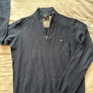 Blå half zip tröja från Fynch-Hatton - Säljer en blå långärmad tröja från Fynch-Hatton, as snygg och bra kvalitet, mycket bra skick på den!