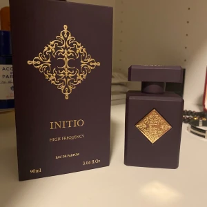Initio High Frequency Eau de Parfum - Lyxig parfym från Initio. Det är ungefär 85 ml parfym kvar. Jag köpte parfymen från parfym.se för 3055 kr och priset kan diskuteras. Jag kan också byta ut min parfym mot någon eller några andra.
