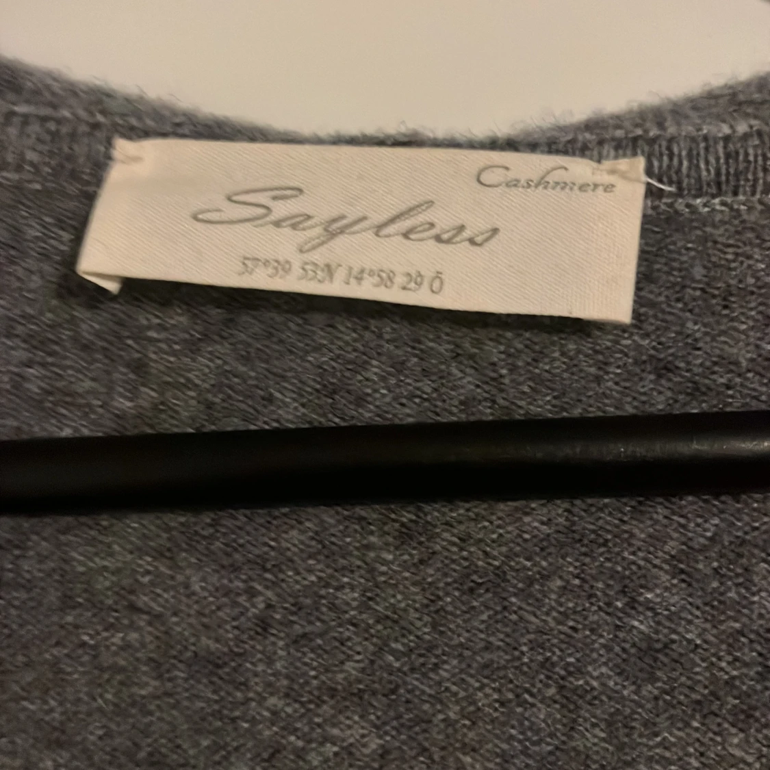 Grå kashmir hoodie från Sayless - 2