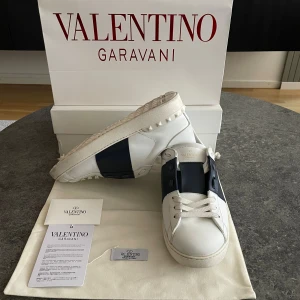 Valentino Garavani Open sneakers vit/blå - Säljer dessa snygga Valentino Garavani Open sneakers i vitt skinn. För att jag inte använder dem längre 