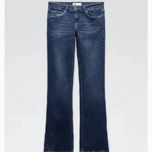 Blå bootcut jeans från Zara - Snygga blå jeans från Zara med klassisk bootcut-modell. Jeansen har fem fickor, gylf med dragkedja och knapp. Bra skick! Hör av er vid intresse, pris kan diskuteras. 