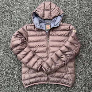 Colmar jacka - Säljer nu denna supersnygga colmae jacka som är helt klockren till vintern! Passar för både tjej och kille! Denna färg är sjukt snygg och ger en grymt lyxig känsla! Size: 46 motsvarar strl S! Skick 9/10 superfits skick! Kan gå ner i pris vid snabb affär! Hör av dig vid minsta fundering 🤩
