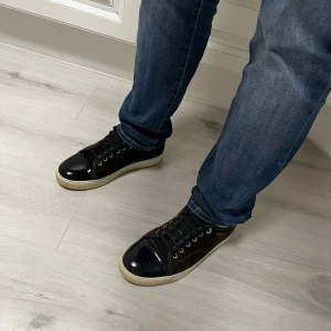 Lanvin Skor Cap toe - Tja! Säljer ett par riktigt feta Lanvin skor i färgen olivgrön i uk5 som motsvarar 40-41 i skostorlek, dem är i fint skick de ända är dem där lilla slitningarna på mockan som man ser på bilderna annars en riktigt fin sko, skriv om ni har några frågor eller funderingar🙌🙌