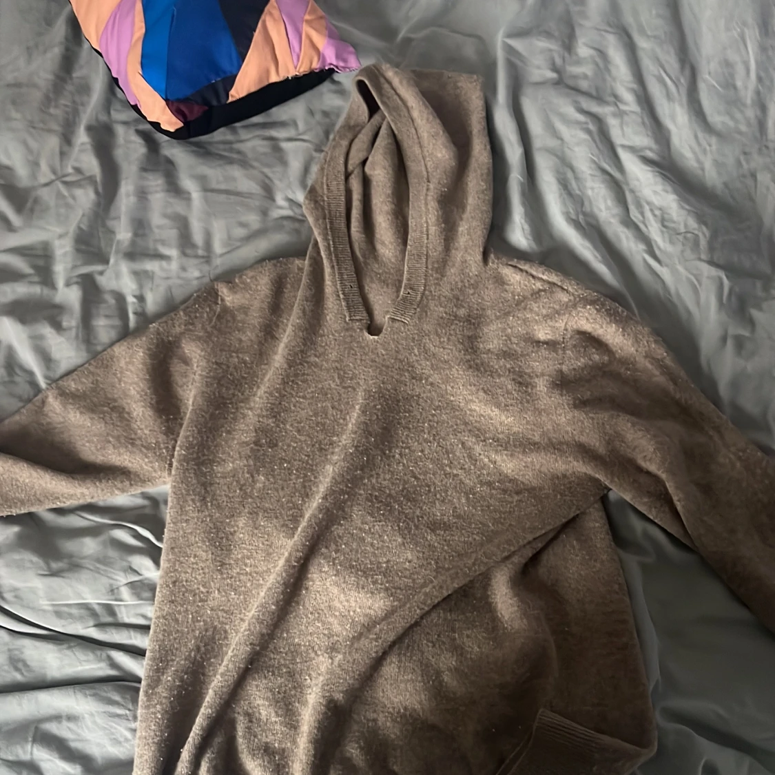 Beige stickad hoodie med huva