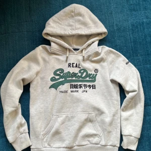 Superdry hoodie - Säljer min gråa superdry hoodie i storlek XS.        Nästan nyskick.😄