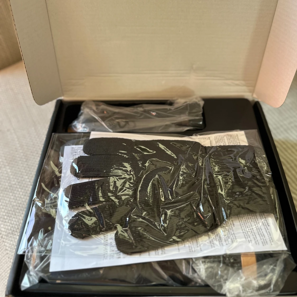 Svarta stickade värmehandskar - 1