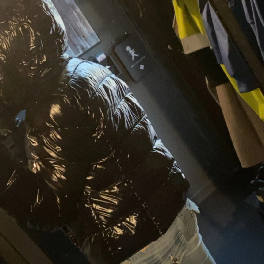 Svart glansig pufferjacka med huva - 3