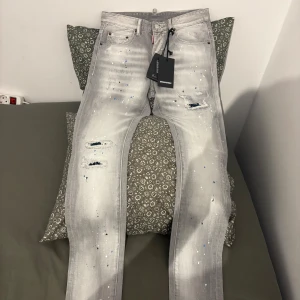 Dsquared2 Jeans - Dsq2 Jeans i storlek 29x32 (slimfit), säljs pågrund av att de var väldigt tajta runt midjan. Jeansen är endast testade och är i nyskick. Skicka iväg ett pm vid intresse!