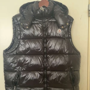 Svart dunväst  - Snygg Väst i svart färg, pris kan diskuteras vid snabb affär, leverans inom 1-2 arbetsdagar 