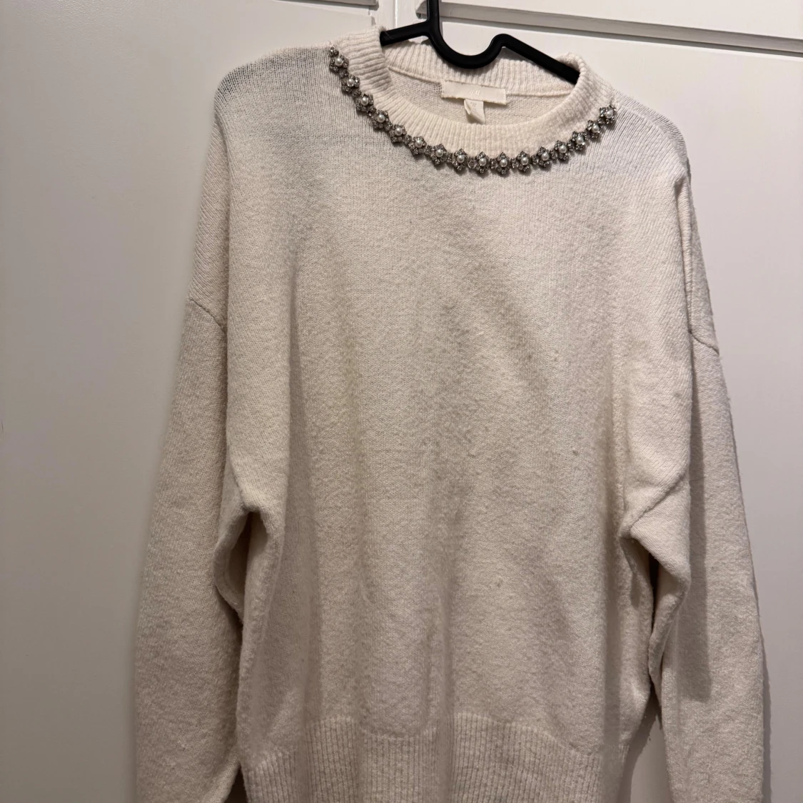 Vit stickad tröja med pärldetaljer 