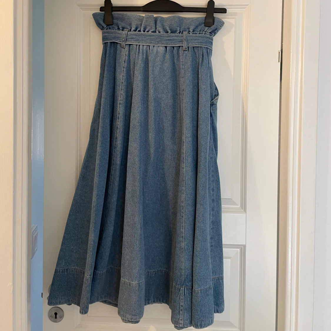 Lång jeanskjol med knyt från H&M - 1