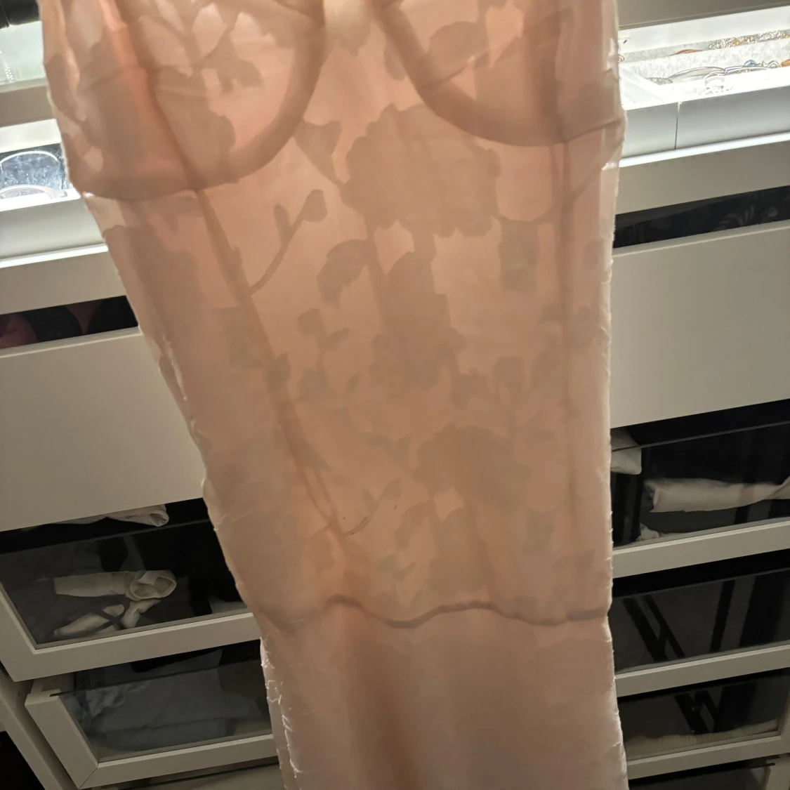 Ljusrosa långklänning med blommönster - 1