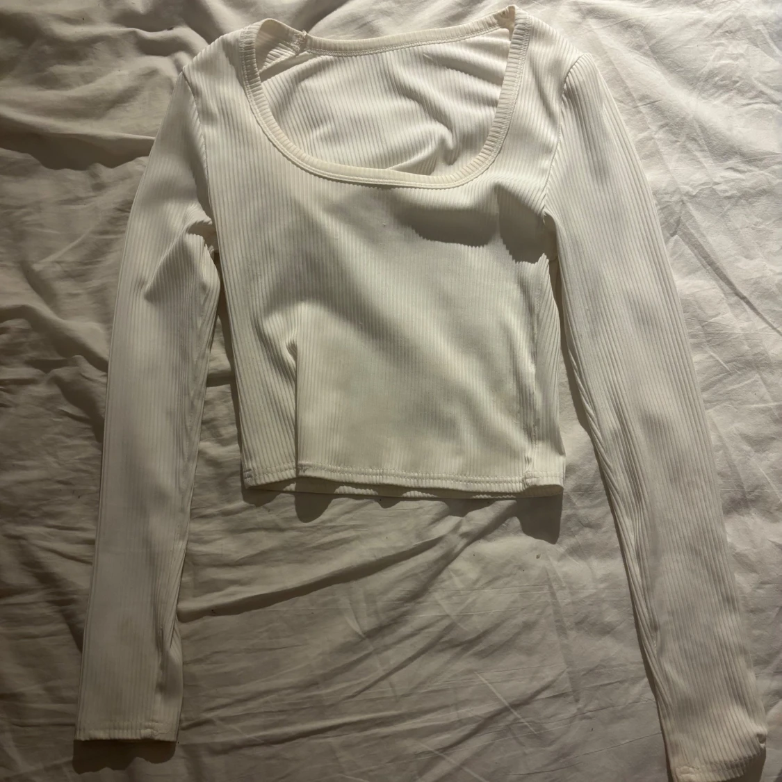 Vit ribbad långärmad croppad topp