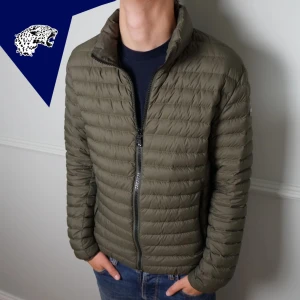 COLMAR JACKA  - Colmar dunjacka i en riktigt snygg grön färg  | Skick: 9,5/10 | Strl: 50 (M) | Modellen är 181 cm | Hör av dig om du undrar någonting!