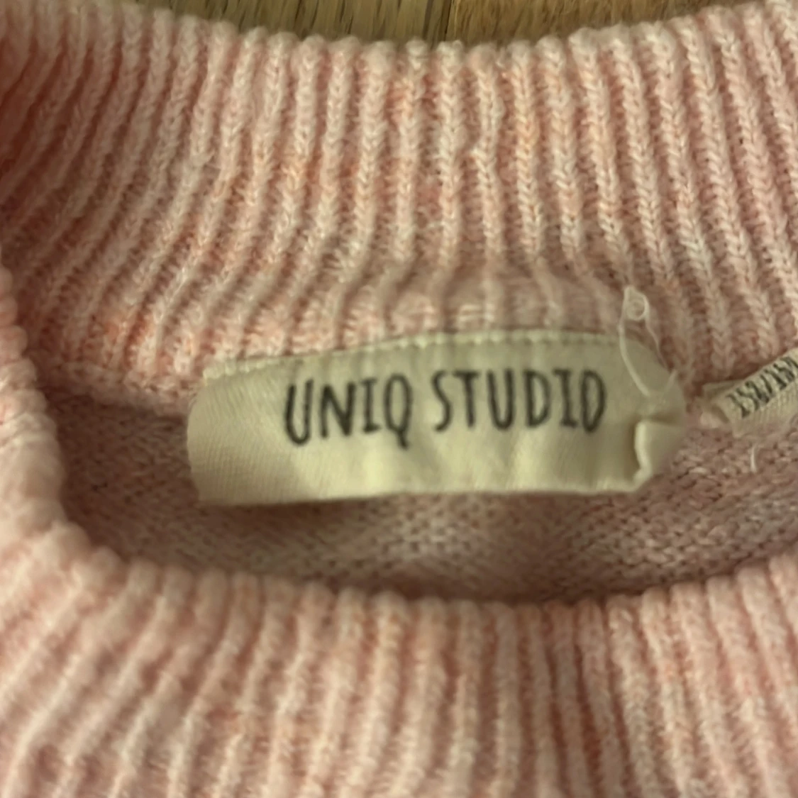 Ljusrosa stickad tröja med volang - 2