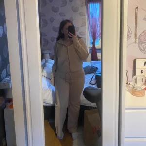 Beige mjukisset - Nu säljer jag en jätte mysig beige mjukisset, storlek M passar även S jätte bra!
