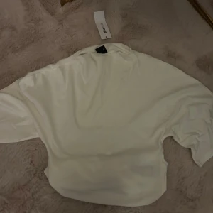 Offwhite knyt-topp från Gina Tricot - Superfin knyt i rygg top från Gina, köpt för 300 kr och är oanvänd och säljs för 250❤️