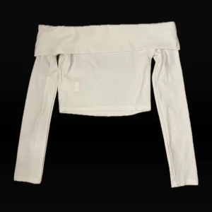 Vit offshoulder croppad topp, topp skick , storlek xs - Snygg vit offshoulder topp med långa ärmar och croppad passform. Använd 2-3 gånger, inga defekter, ny skick. Skickar inom 1-2 dagar. Bud tas emot! Storlek Xs