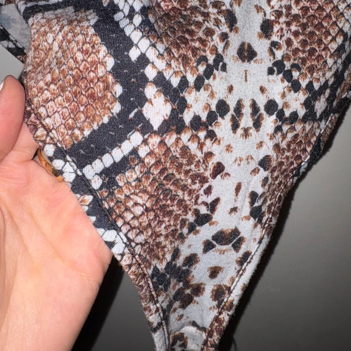 Brun ormmönstrad polotopp med långa ärmar: Body - 1