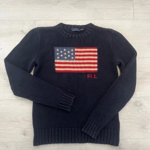 Ralph lauren tröja usa - Hej! Säljer denna sjukt feta Ralph lauren tröjan i strl S//tröjan är i fint sick och har inga defekter utom att lappen vid nacken har släppt lite//hör gärna av er vid frågor eller prisförslag!🤩