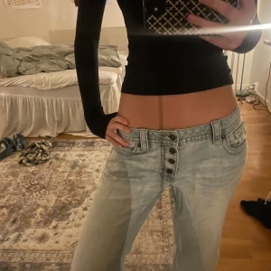 Miss me jeans  - Säljer dessa otroliga vintage miss me jeansen köpta secondhand i London, bara använda ca 2 gånger efter köpet. Jeansen har en liten fläck på ena benet som var där när dom köptes men inget som syns, borde gå att få bort hyfsat lätt. Jag har storlek 38 i jeans vanligtvis.