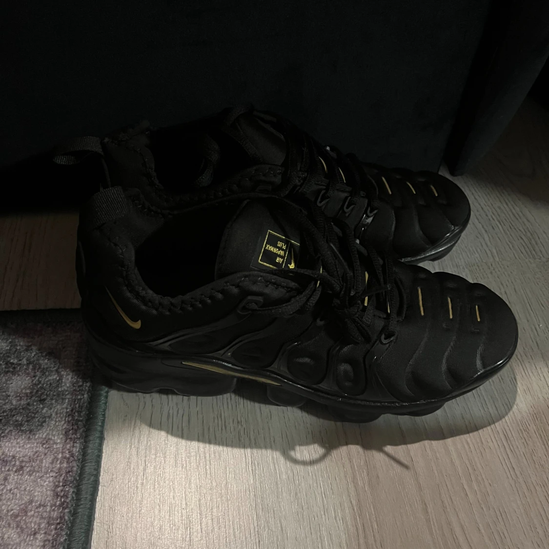 Nike sneakers svarta med guld detaljer - 3