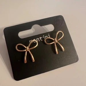 Guldörhängen - Helt nya och oanvända rosett guldörhängen från Ur & Penn  Märke Montini 💕